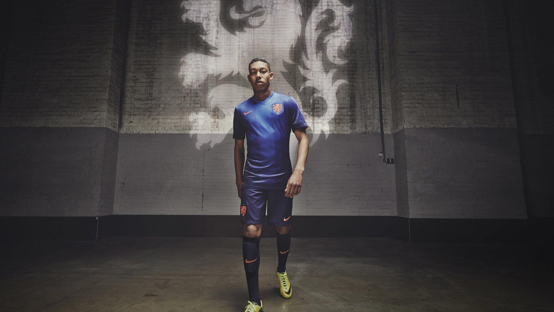 默森犀利点评引爆争议，曼联将帅庆祝如夺冠，名宿直指过度狂欢暴露心态问题