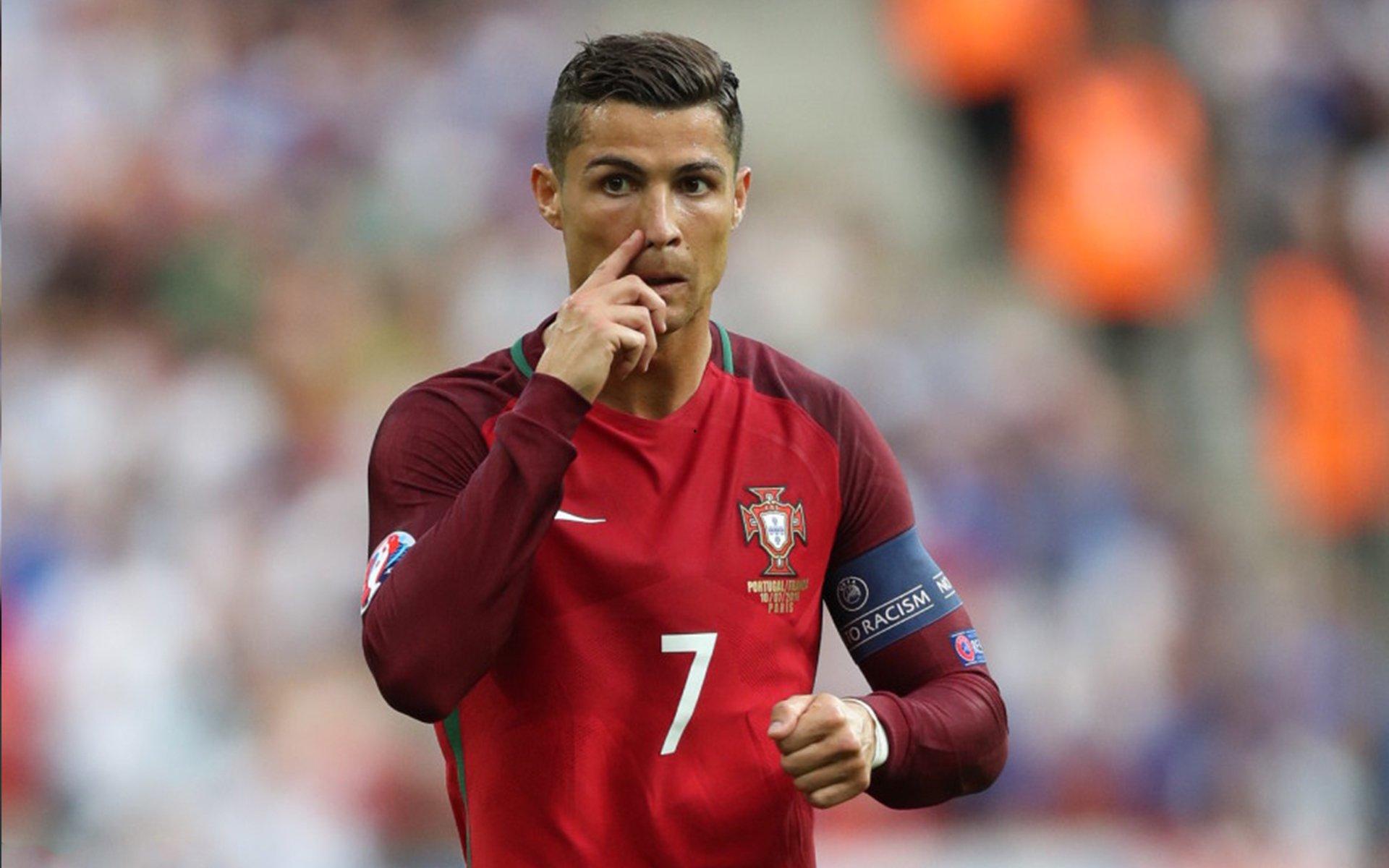 欧冠奇景！挪威记者雪中滑行边线，博德闪耀主场变滑雪场