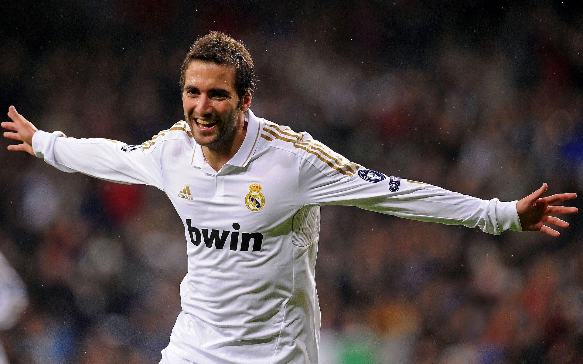 慢镜头聚焦，五强竞逐，热苏斯成夏窗焦点，米兰、尤文联手英超三雄上演争夺战