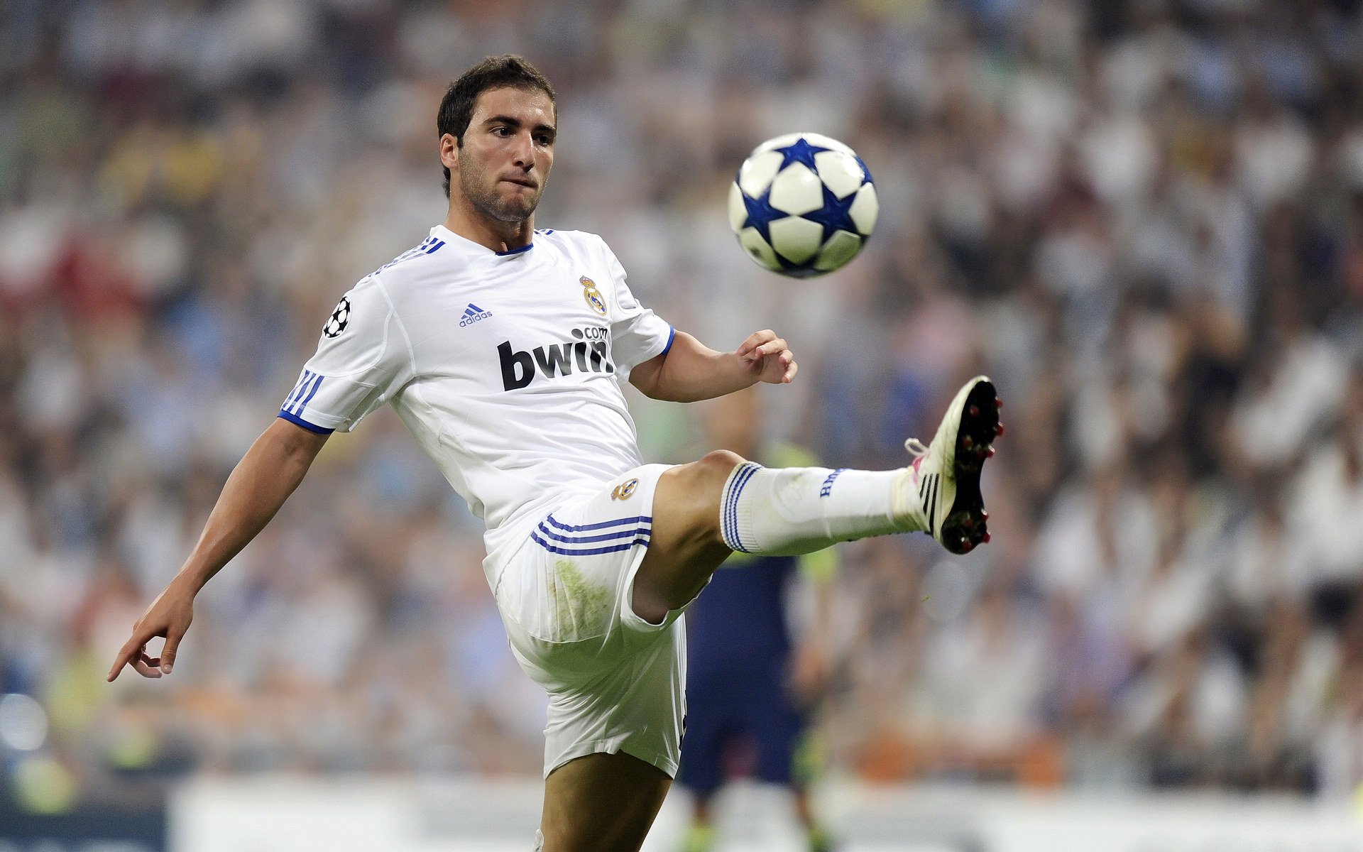 拜仁传奇鲁梅尼格揭秘，当年力劝莱万留队，终圆欧冠冠军梦